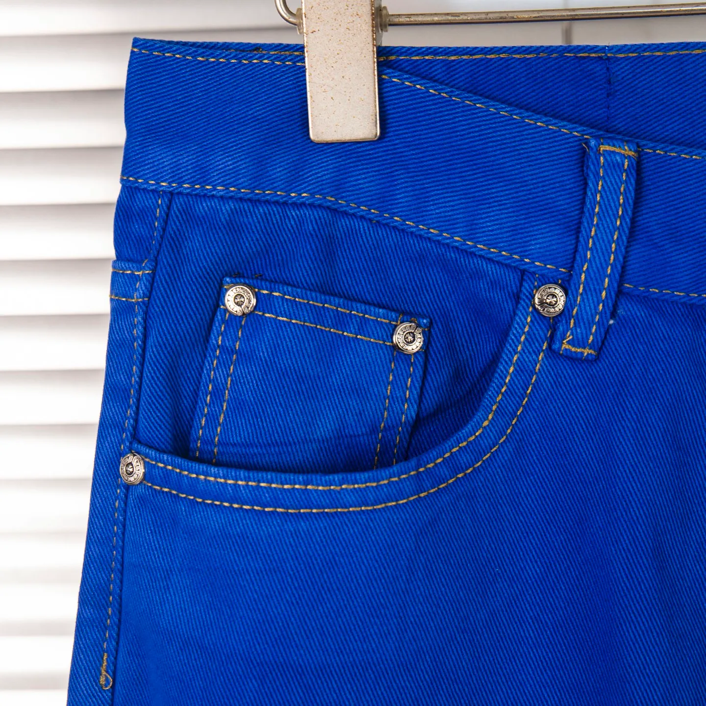 P270 Chrome hearts｜ch Chrome Hearts London-limited dopamine blue leather jeans - charming dopamine personality jeans, indispensable for fashionistas, the same model for celebrities, and a model touted by many bloggers. This new pair of pants is perfect in terms of shape and upper body. It is no exaggeration to say that making a pair of jeans is equivalent to the time of making 20 short-sleeved jeans. The fabric is made of high-quality imported denim. It has a unique high-end texture. I am very satisfied with it after washing and proofing several times. Style number: 1751# Color: Dopamine blue Size: 28 30 32 34
